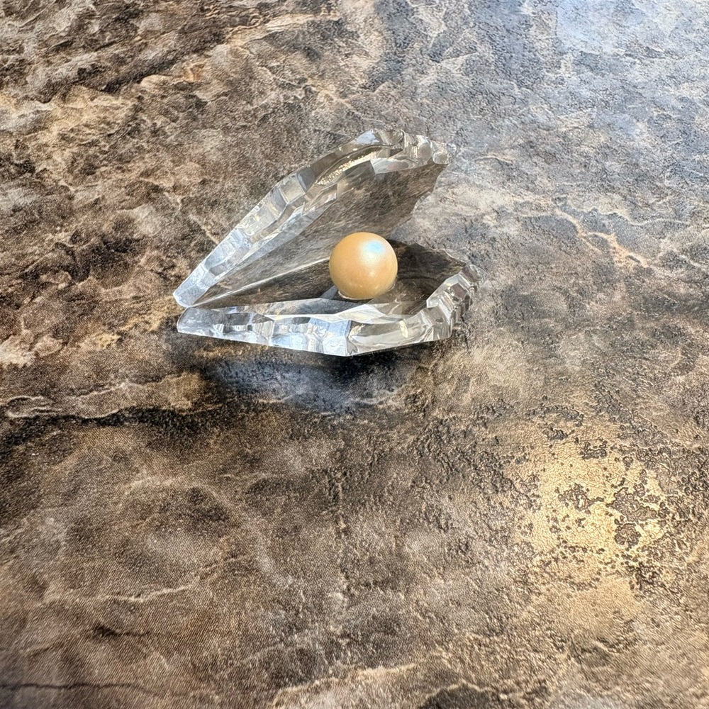 Swarovski Crystal clam shell with a pearl